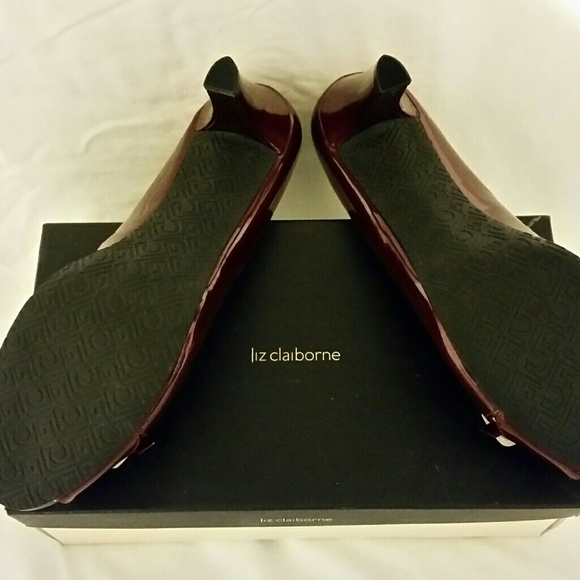 Red Fantasia pump by Liz Claiborne - Picture 5 of 6